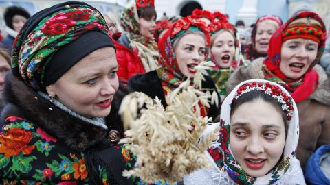 المسيحيون الأرثوذكس الأوكرانيون يحتفلون بعيد الميلاد في 7 يناير 2016.
