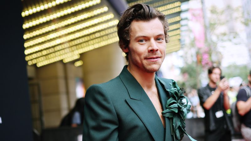 Harry Styles postpones more shows because he’s in bed with the flu | CNN