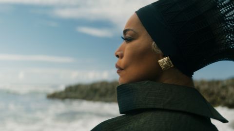 Angela Bassett dans le rôle de la reine Ramonda dans une scène de 