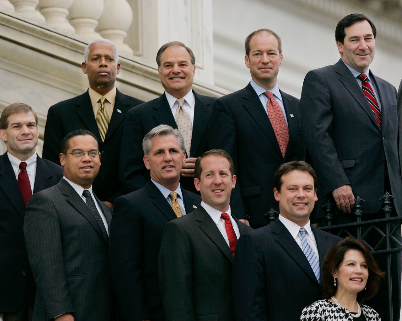 McCarthy — bottom row, third from left —poses with other newly elected US House members in 2006. McCarthy succeeded his former boss, Bill Thomas, who had retired.