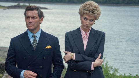 (Desde la izquierda) Dominic West como el Príncipe Carlos y Elizabeth Debicki como la Princesa Diana en una escena de 