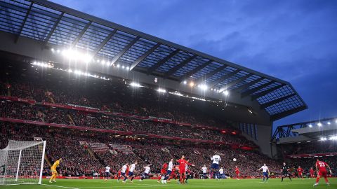 Liverpools Anfield Stadium hat eine Kapazität von 53.394.  Durch die Sanierung des Endes der Anfield Road wird die Kapazität des Stadions auf über 61.000 steigen.