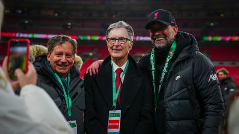 Klopp ist im Februar 2022 mit dem Vorsitzenden von Liverpool, Tom Werner, und Clubbesitzer John W. Henry im Wembley-Stadion abgebildet.