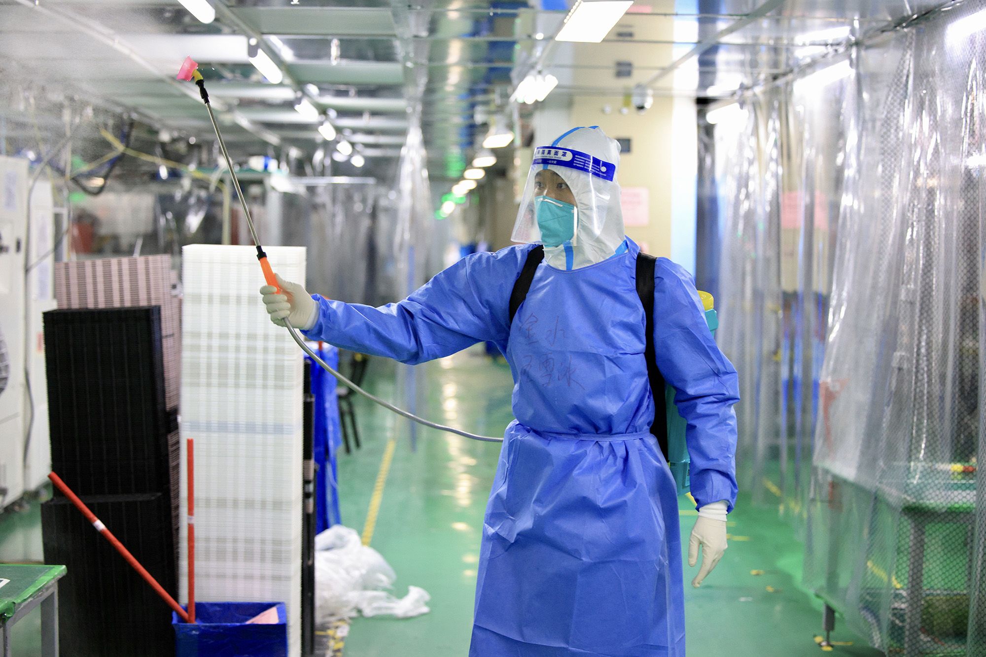 2000px x 1334px - iPhone factory workers in China offered bonuses by Foxconn to return to  work | CNN Business