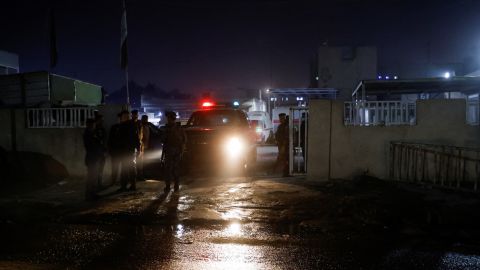 Les forces de sécurité irakiennes montent la garde devant l'hôpital où est détenu le corps d'un citoyen américain tué à Bagdad, Irak, 7 novembre 2022. REUTERS/Ahmed Saad