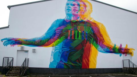 Plus tôt cette année, une peinture murale de James McClean a été dévoilée à Creggan Estate.