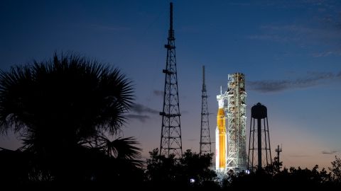 El cohete del Sistema de Lanzamiento Espacial de la NASA y la nave espacial Orion se ven el 6 de noviembre en el Centro Espacial Kennedy en Florida.