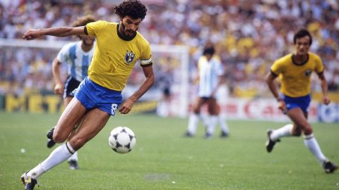 蘇格拉底在 1982 年世界杯期間對陣阿根廷隊。