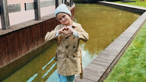 Ilya Kostushevich, yang menjadi yatim piatu selama serangan Rusia di Mariupol, sekarang tinggal di Kyiv.