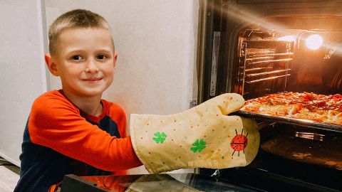 'Ya no le tengo miedo a la oscuridad.' Niño ucraniano huérfano encuentra esperanza con una nueva familia | CNN 3 La pareja está tratando de darle a Ilya una vida lo más normal posible en tiempos de guerra.