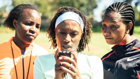 Ngugi さん (中央) は、より多くの女性が陸上競技のコーチになるよう刺激を与えたいと考えています。 