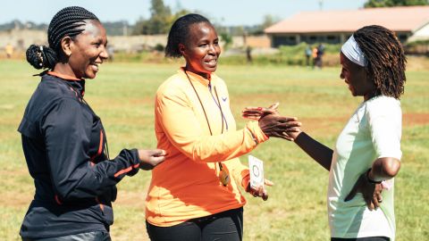 Ngugi (右) は、マラソンのキャリアとナラ トラック クラブの監督のバランスを取っています。