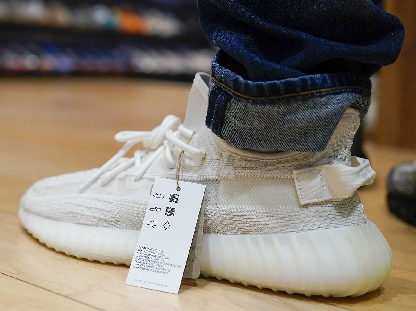 Cliente Desprecio Guardia Adidas will continue to sell Kanye West's shoe designs without the Yeezy  name | CNN Business