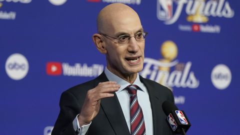 Silver spricht auf einer Pressekonferenz vor Spiel 1 der NBA Finals 2022. 