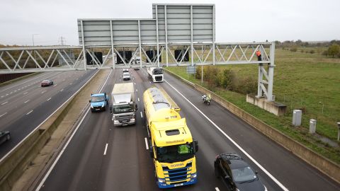 Des militants de Just Stop Oil grimpent sur un pont sur l'autoroute M25 près de London Colney dans le Hertfordshire.
