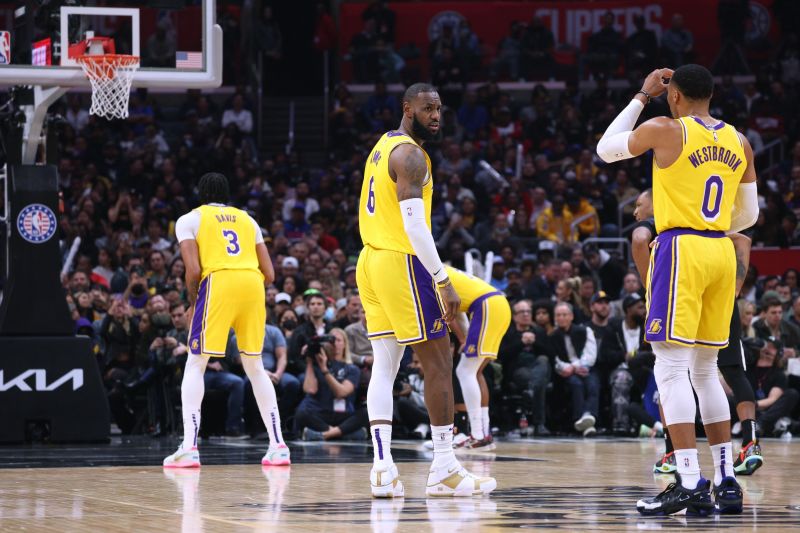 LeBron James Exits Early With Injury As LA Lakers Lose To LA Clippers | CNN