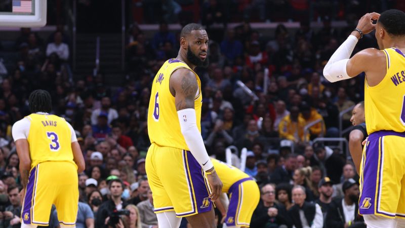 LeBron James exits early with injury as LA Lakers lose to LA Clippers | CNN