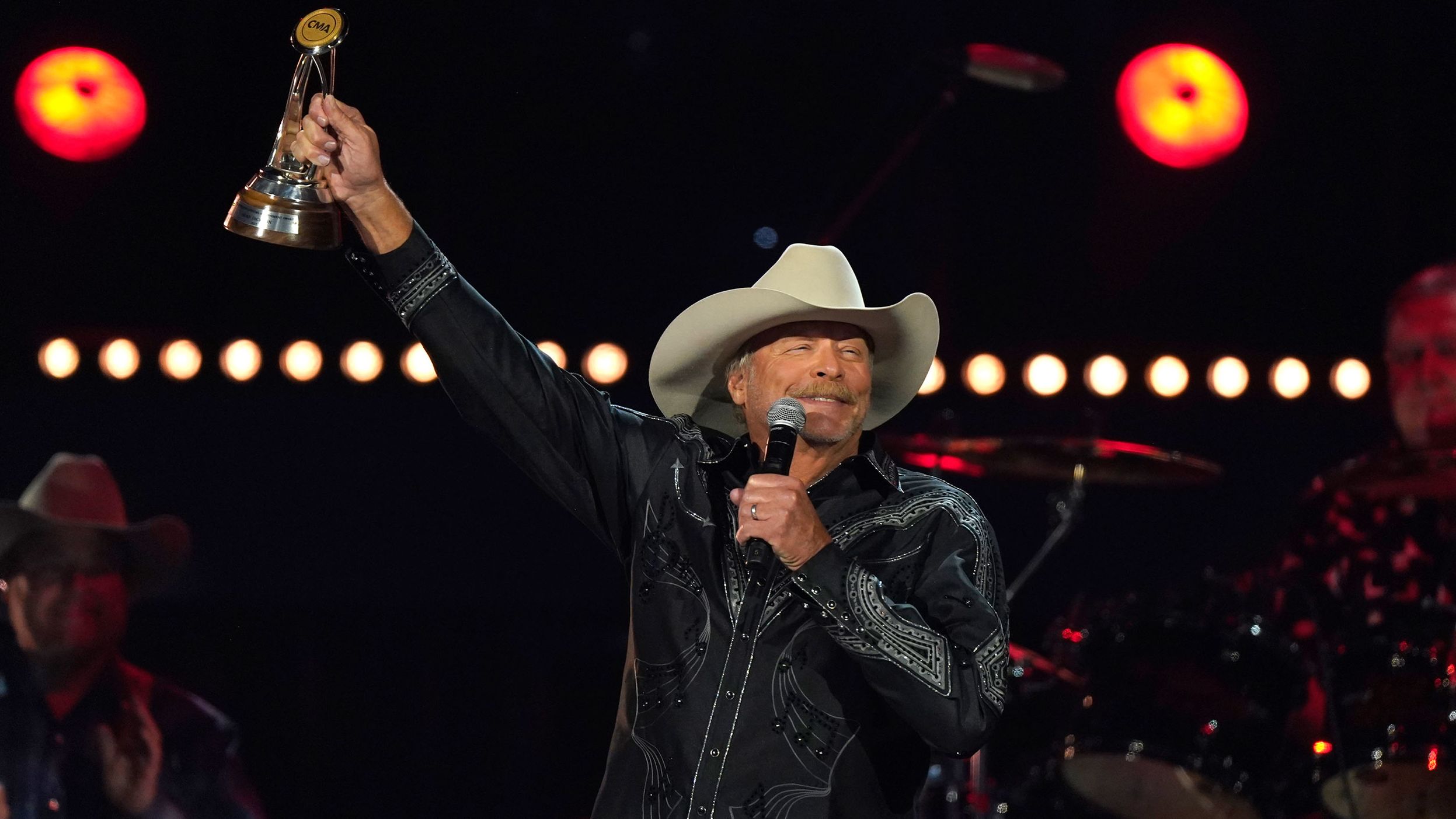 Alan Jackson honored with CMA’s lifetime achievement award CNN