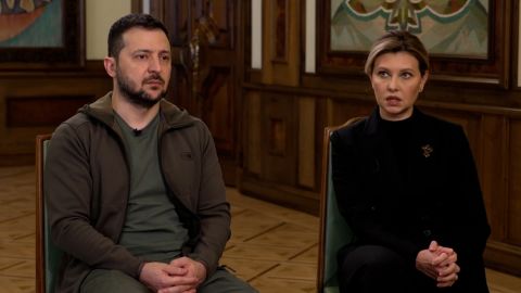 Владимир Зеленский и его супруга Елена Зеленская поговорили с председателем международной ведущей CNN Кристианой Аманпур в эксклюзивном интервью в среду.
