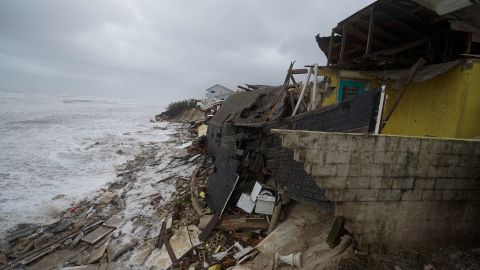 Häuser stürzen ein, als Hurrikan Nicole am Donnerstag die Küste in Wilbur-by-the-Sea, Florida, trifft.