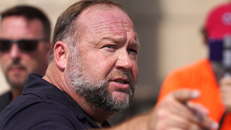 Alex Jones ordenó que se paguen casi 500 millones de dólares a las familias de Sandy Hook en daños punitivos adicionales