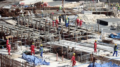 Ouvriers sur le chantier de construction du stade Al Bayt, le 9 janvier 2017.