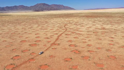 Uma imagem de drone de abril de 2022 mostra a Reserva Natural NamibRand, uma das regiões da Namíbia onde os pesquisadores realizaram escavações de grama, umidade do solo e medições de infiltração.
