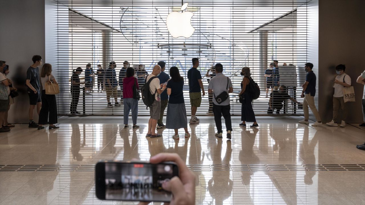 HONG KONG, CHINA - SEPTEMBER 16: Shoppers are seen waiting for Apple store to open during the launch day of the new iPhone 14 series smartphones in Hong Kong, on September 16, 2022. (Photo by Miguel Candela/Anadolu Agency via Getty Images)
