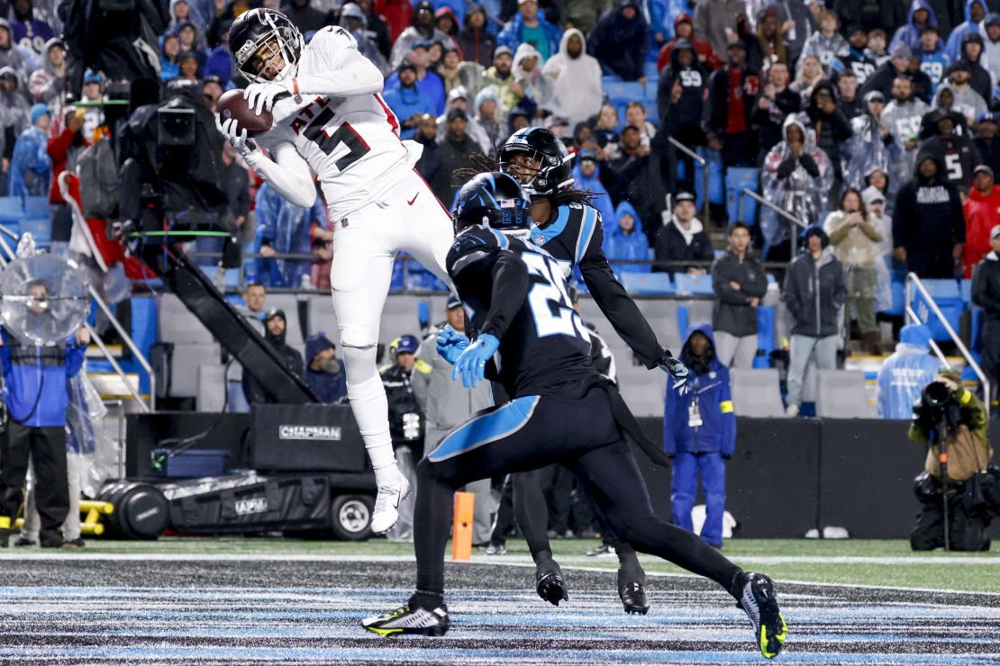 Drake London catches a touchdown during the third quarter against the Panthers.