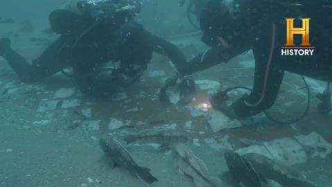 Divers have discovered a missing piece of the space shuttle 