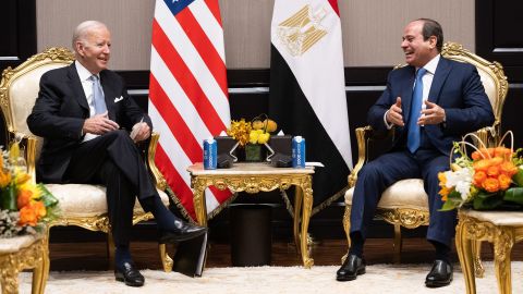 الرئيس المصري عبد الفتاح السيسي يستقبل بايدن على هامش قمة كوب 27 يوم الجمعة.