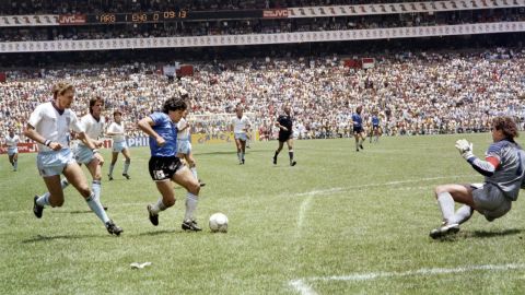 Maradona melewati Jagal (kiri) untuk mencetak gol melawan Inggris.