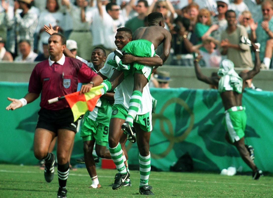 Kingsley Obiekwu lifts Nwankwo Kanu during the Olympic final.