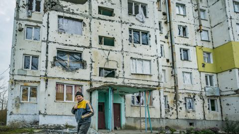 Местная улица под разрушенным зданием в Высокополье Херсонской области, Украина.  11 ноября 2022 г. 