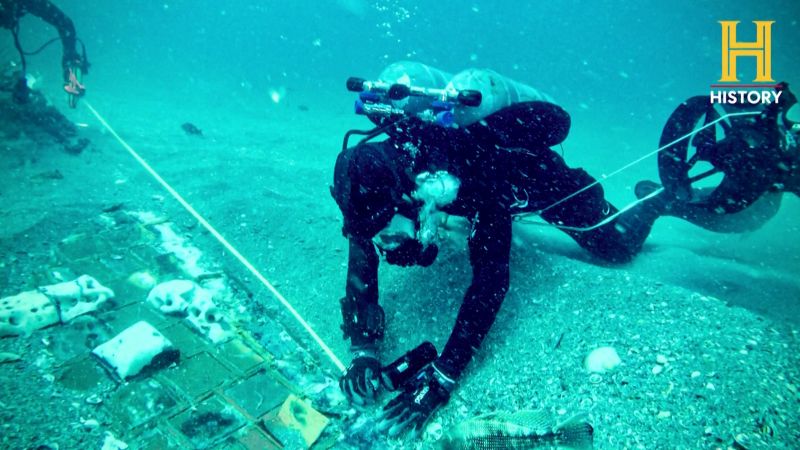 Watch divers discover Space Shuttle Challenger wreckage from 1986 | CNN