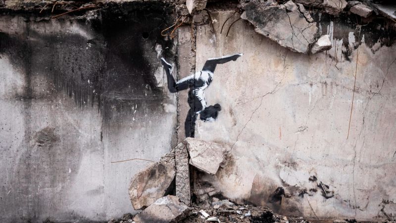Obra de Banksy presentada en Borodianka, Ucrania