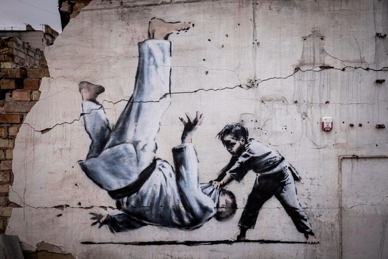 Un mural que Banksy no ha reclamado oficialmente muestra a un hombre volteándose durante un combate de judo con un niño. 