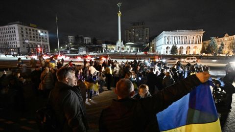 Orang-orang berkumpul di Maidan Square untuk merayakan pembebasan Kherson, di ibukota Kyiv pada hari Jumat.