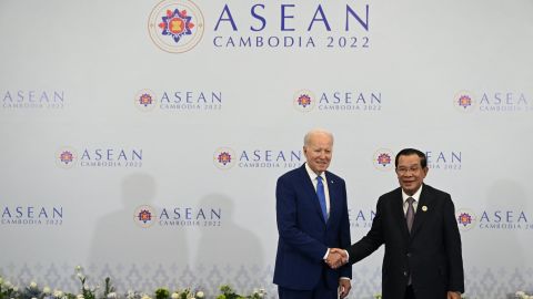 Presiden AS Joe Biden (kiri) bertemu dengan Perdana Menteri Kamboja Hun Sen di sela-sela KTT Perhimpunan Bangsa Bangsa Asia Tenggara (ASEAN) di Phnom Penh pada 12 November 2022. (Foto oleh SAUL LOEB / AFP) (Foto oleh SAUL LOEB/ AFP melalui Getty Images)