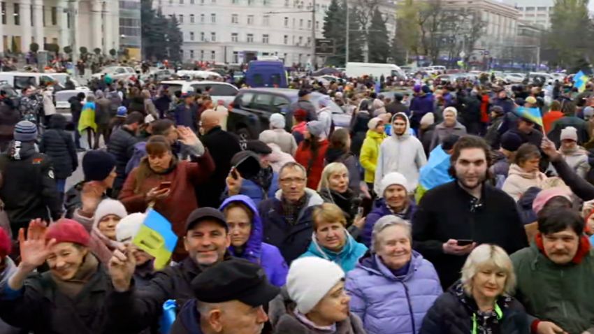 kherson liberation crowd robertson