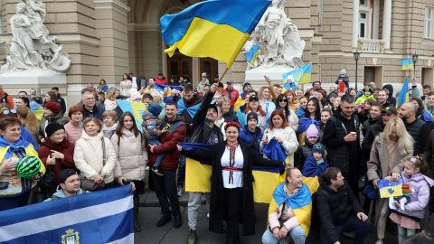 Los residentes de Kherson que viven temporalmente en Odessa, con banderas ucranianas, celebran el sábado la liberación de su ciudad natal.