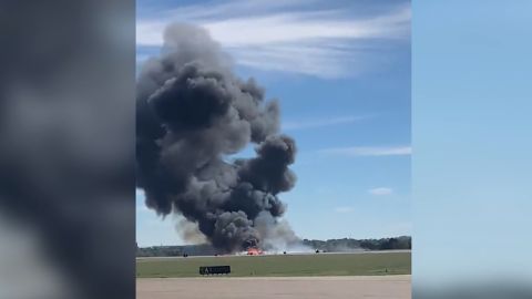 يُظهر إطار من مقطع فيديو تم التقاطه في المعرض الجوي الدخان يتصاعد بعد الحادث.