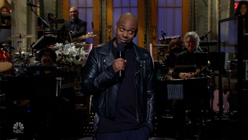 SNL : Dave Chappelle parle de Kanye, de l’antisémitisme et de Trump dans un monologue