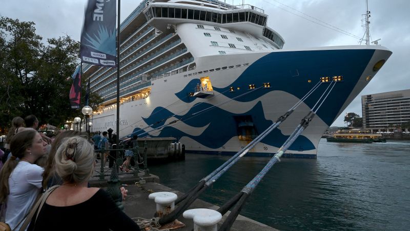 Круїзне судно з 800 пасажирами, зараженими Covid, причалює в Сіднеї