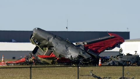 Destroços de dois aviões que caíram durante um show aéreo.  O B-17 é um dos 45 exemplares completos sobreviventes do modelo produzido pela Boeing e outros fabricantes de aeronaves durante a Segunda Guerra Mundial.