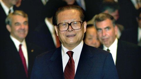 Ķīnas līderis Dzjans Dzemins pasmaida, tiekoties ar vadītājiem Fortune globālajā forumā Honkongā 2001. gada 8. maijā.