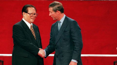 Der chinesische Staatschef Jiang Zemin schüttelt Prinz Charles bei der Übergabezeremonie Hongkongs an die chinesische Herrschaft am 1. Juli 1997 die Hand.