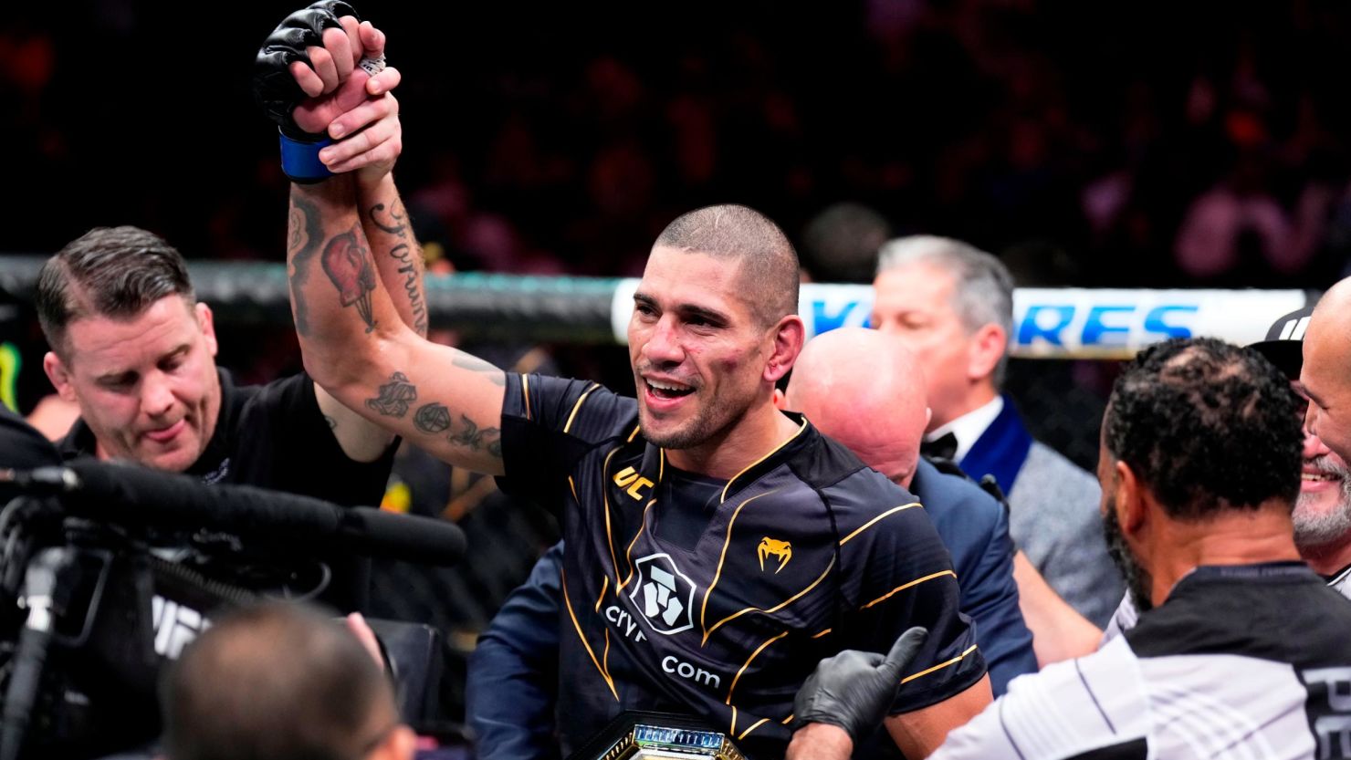 Alex Pereira celebrates his victory.