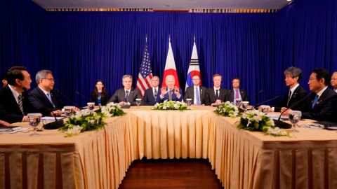 O presidente dos EUA, Joe Biden, ao centro, encontra-se com o presidente sul-coreano Yoon Suk Yeol, à esquerda, e o primeiro-ministro japonês, Fumio Kishida, à direita, à margem da cúpula da Associação de Nações do Sudeste Asiático (ASEAN), domingo, 13 de novembro de 2022, em Phnom Penh, Camboja.  (Foto AP/Alex Brandon)