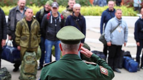 في 28 سبتمبر ، تحدث جندي روسي إلى جنود الاحتياط عند نقطة تجمع في بلدة فولجسكي ، منطقة فولغوغراد ، روسيا.